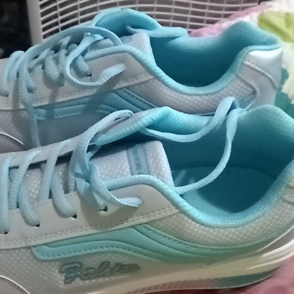 Women's size 9.5 tennis shoes